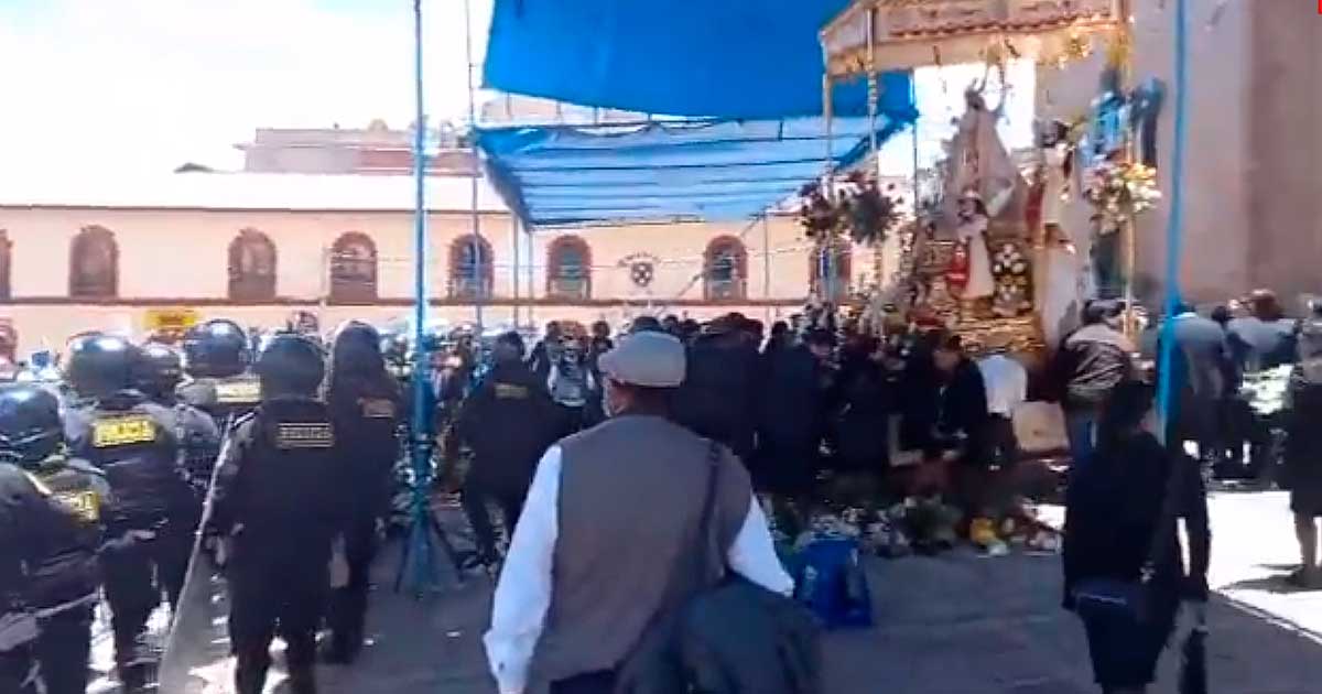Manifestantes en Puno irrumpen en la misa de la fiesta de la Virgen de la Candelaria | VIDEO
